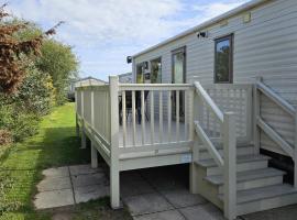 PK Holiday Home - with Decking, hotel i Great Yarmouth
