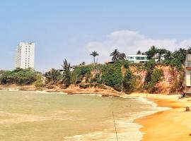 Guarapari com elevador, reformado, Wi-Fi, TV com Smart, vista e estacionamento, hotel in Guarapari