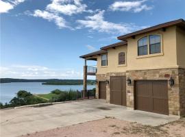Hickory Lake Travis Lake House with Phenomenal Views on 3 acres, Large Driveway, Minutes from Hidden Falls Rec Park, hotel di Marble Falls