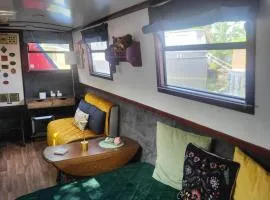 Comfy Canal Boat in Little Venice by Paddington for Family & Friends