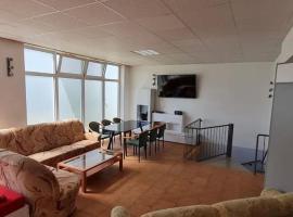 New flat150qm up to 10 pax 5 rooms 2 bathrooms very close to BMW-Amazon-Messe-Porsche-DHL-Airport LEIPZIG HALLE - Autobahn by respect host, Hotel in Taucha