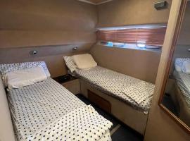 Monun Yacht, ubytování na lodi v destinaci Himare