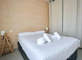 Work & Pet friendly Urban Home next to the Beach
