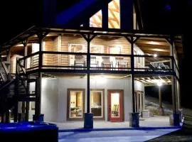 Lookout Lodge, lux 4 Bd huge covered porch, hot tub in Bryson City