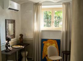 3 Bedrooms Old Town Secret Gem with Private Garden, Hotel in Saluzzo