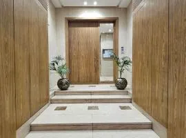 Modern 2BR, 2BA Apartment with Sunny Balcony & Walk-In Closet, Premium Stay in Maârif
