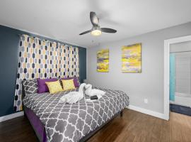 Stylish 1BR Apt - Steps from NRG and Texas Med Center, hotel in Houston