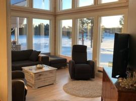 A cozy house with a guesthouse by the river, hotel v destinaci Saarenkylä