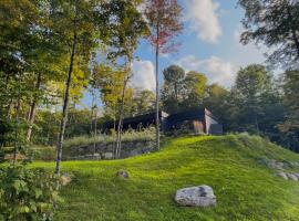 Luxury Mountain Retreat with Spa Near Mont Tremblant, hotel de luxo em La Conception