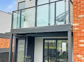 Private Room & Ensuite, in hosted-shared Modern 2 bedroom Apartment - full use of all home facilities