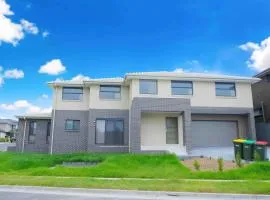 Kellyville Spacious Modern House Park&Lake