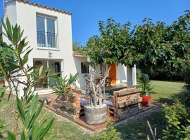 Superbe mazet en Camargue, jardin, parking, terrasses, climatisation, internet, hotel in Saintes-Maries-de-la-Mer