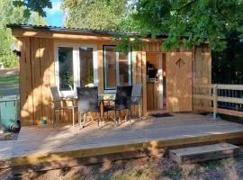 Stuga im Wald mit Seeblick, nahe Vimmerby