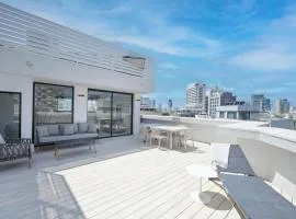 Spacious 4BR near the beach w Jacuzzi by HolyGuest