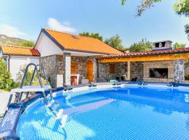Apartman Lavanda sa bazenom i okućnicom 4*, hotel v destinaci Hreljin