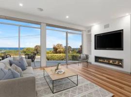 Luxury Beach House With Bay Views, Rooftop & Lift, hotel v destinaci Mordialloc