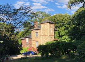 200 M2 Dreamhouse for 10 with private pool and garden in beautiful park, hotel in Montévrain