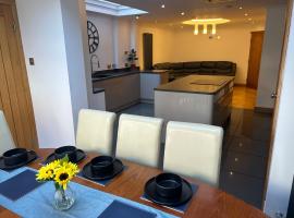 Entire Seaside Home 6 Private Bedrooms Sleeps 10, hotel v destinaci Wallasey