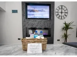 Spacious Manchester Duplex 2BR Parking Sleeps 6