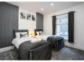 Spacious Bolton Duplex 2BR Parking Sleeps 6