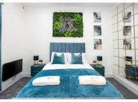 New Listing Luxurious Duplex in Bolton Sleeps 6 Parking