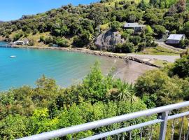 Waterfront 8 bedroom home with hot tub and mooring, hotel em French Farm