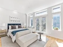 Studio w Charming Juliet Balcony in Upper East