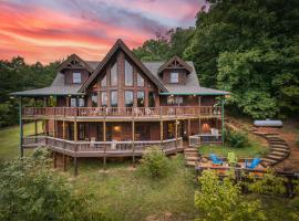 Sky High Lodge by BK Stays. Large Cabin. Amazing Views. Game Room. Jacuzzi. Six Bedrooms. Sleeps 12, hotel in Blue Ridge