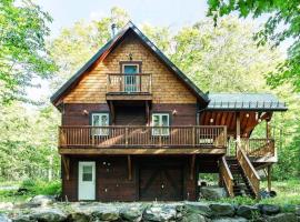 Rustic nature retreat with Hot Tub, villa en Saint Adolphe D'Howard