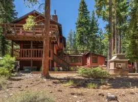 Cozy and central Tahoe cabin with private hot-tub outdoor fireplaces close to slopes