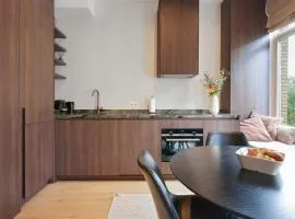 Classy 1BR Apartment Overlooking a Beautiful Park