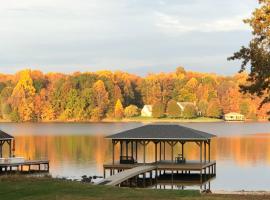 Waterfront Lake Anna Home Winter Family Escape!, hotel in Bumpass