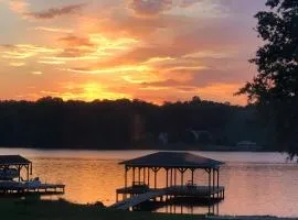 Screened Deck and Dock Waterfront Lake Anna Home!