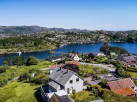 Fjord-View Retreat with Free Parking and Fast Internet, hotel with parking in Nese
