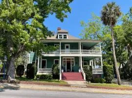 Large Historical Home for Groups Walk to Downtown!