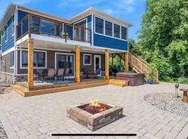 Cheerful Sister Lakes 4 bed room Lake House with Hot tub