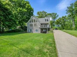 Lake front 7 bdr in Sister Lakes with Scenic Views