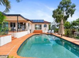 Peaceful Family Home: 4-Bed Pool Alfresco Dining