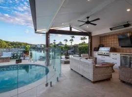 Waterfront 4BR Pool, BBQ & Currumbin Alley
