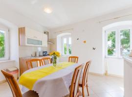 Apartment Magdalena - Three Bedroom Apartment, ξενοδοχείο σε Nerežišća