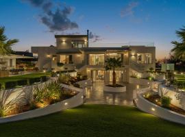 Luxury Villa Zakkallin - With Amazing View, hotel di Tria Monastiria
