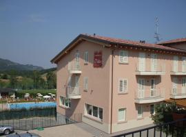 Residence Hotel Matilde, hotel con estacionamiento en Carpineti