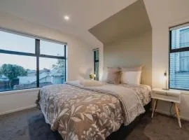 Misty Meadows Manor - Your Urban Oasis