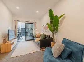 Downtown Bliss - 4-BR Retreat Amidst the Cityscape