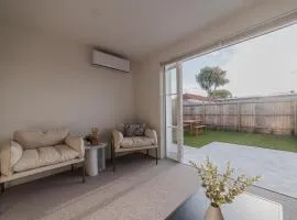 Garden View 2-Bedroom Getaway in Christchurch