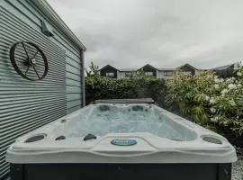 Peaceful City Cottage & Hot Tub