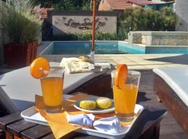 Lom Suites, hotel v destinaci Merlo
