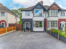 Lymer House - Stylish 3 Bedroom House in Wolverhampton