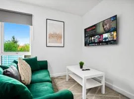 Modern 2 Bedroom Deluxe Apt - Off-Street Parking - Wifi - Netflix - 56C
