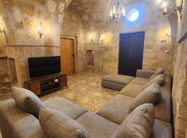 Jay GuestHouse, hotel with parking in Fad&lsquo;ūs